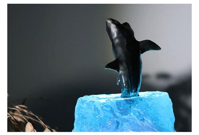 Whales Are Jumping Resin Lamp1 8